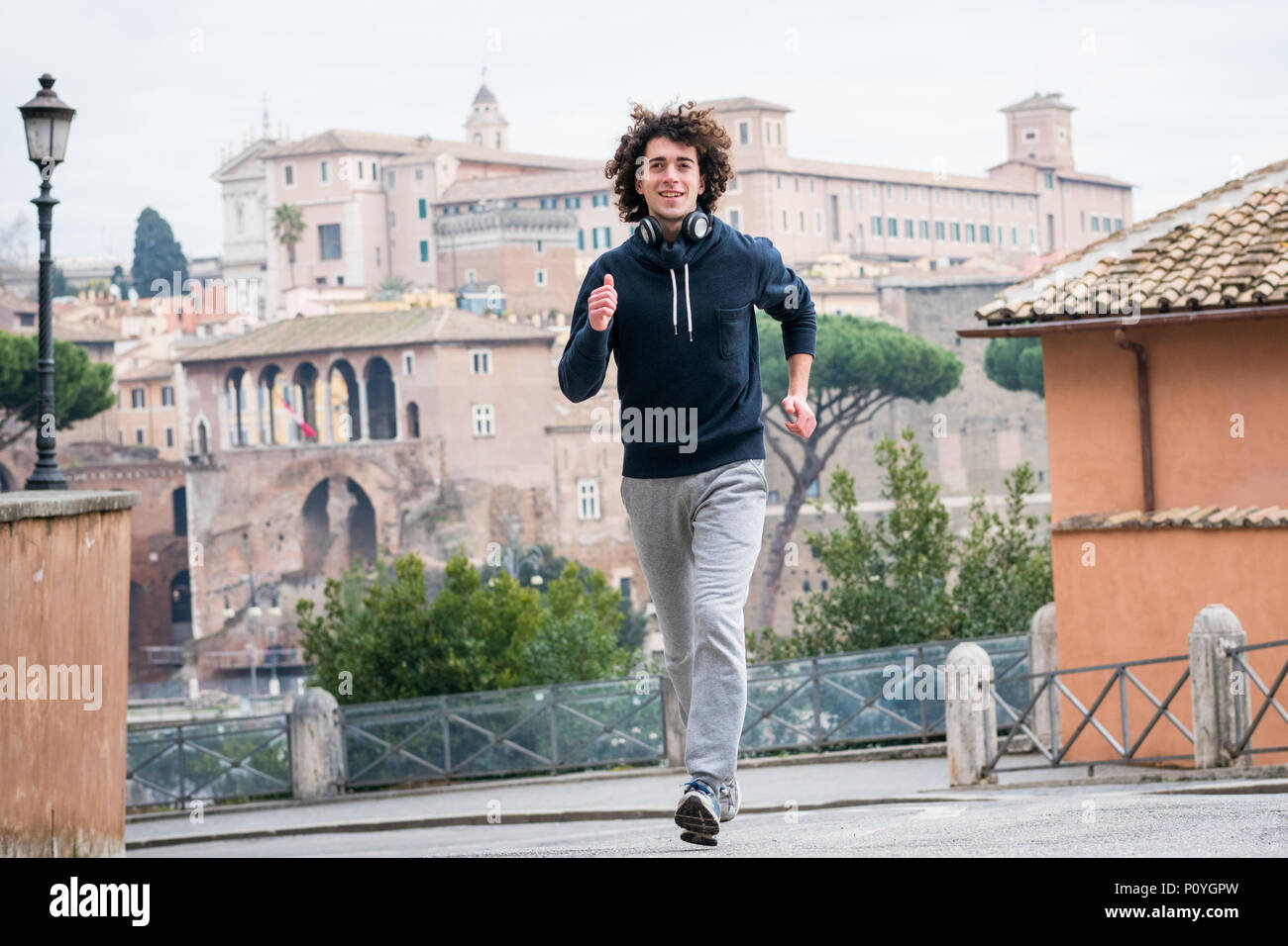 Hübscher junger Sportler Joggen in der Stadt Rom Stockfoto