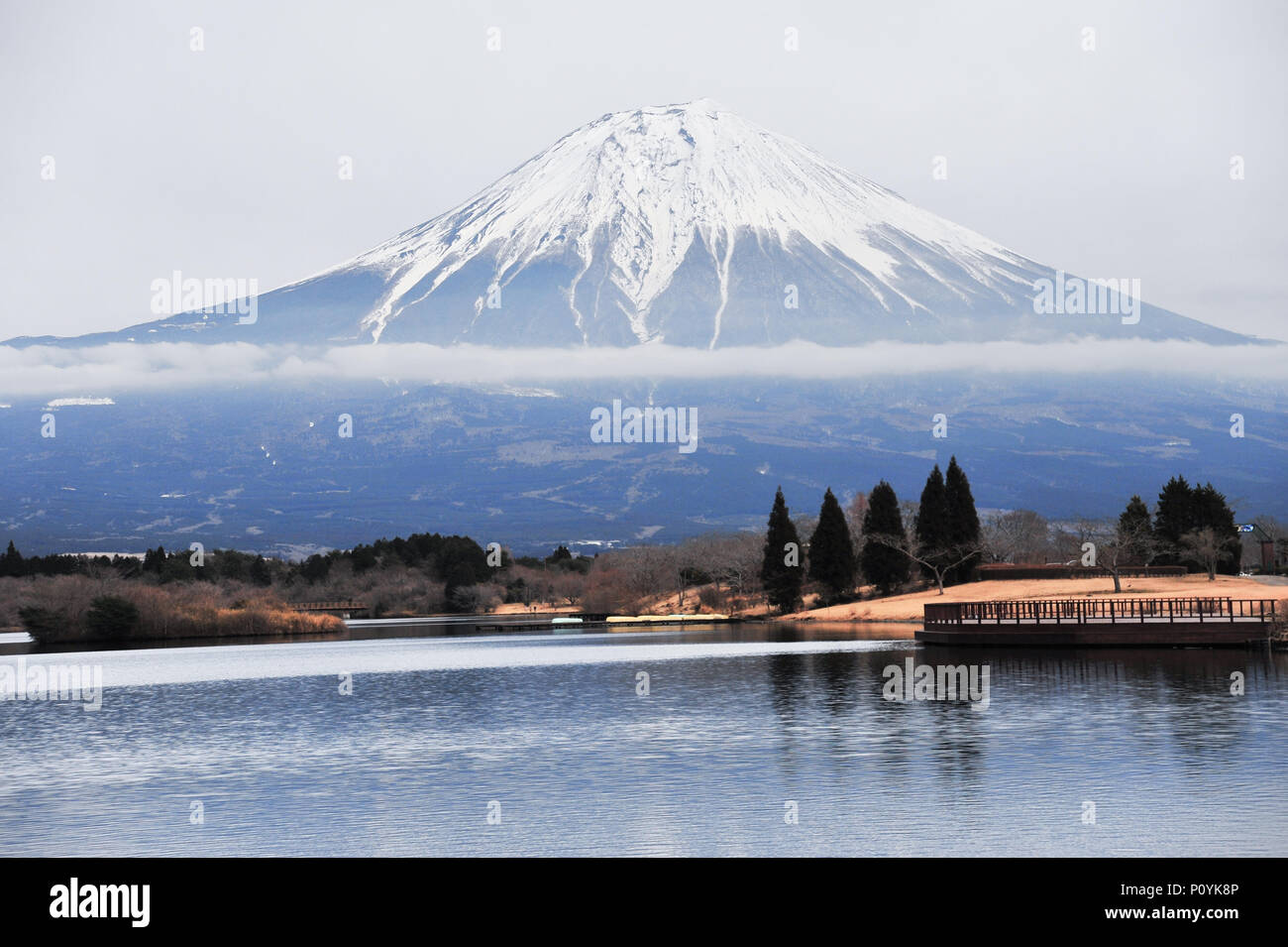 Die Schönheit des Lake Tanuki an einem kalten Winter am Nachmittag mit einem grauen Himmel. Stockfoto