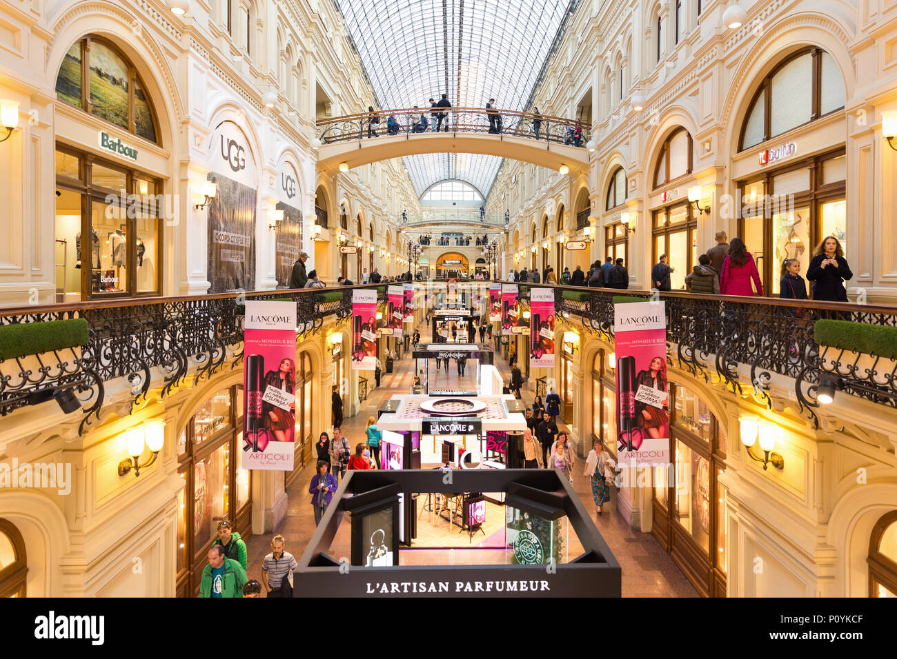 Moskau, Russland - 16. September 2017: Gehweg im Kaufhaus Gum, das älteste Einkaufszentrum am unteren und oberen Etagen, die Touristen zu Fuß aro Stockfoto