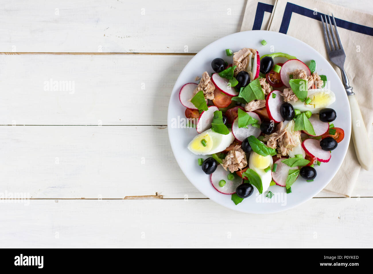 Nicoise Salat mit Thunfisch, Ei, Tomaten und schwarzen Oliven. Französische Küche. Ansicht von oben, kopieren Raum Stockfoto