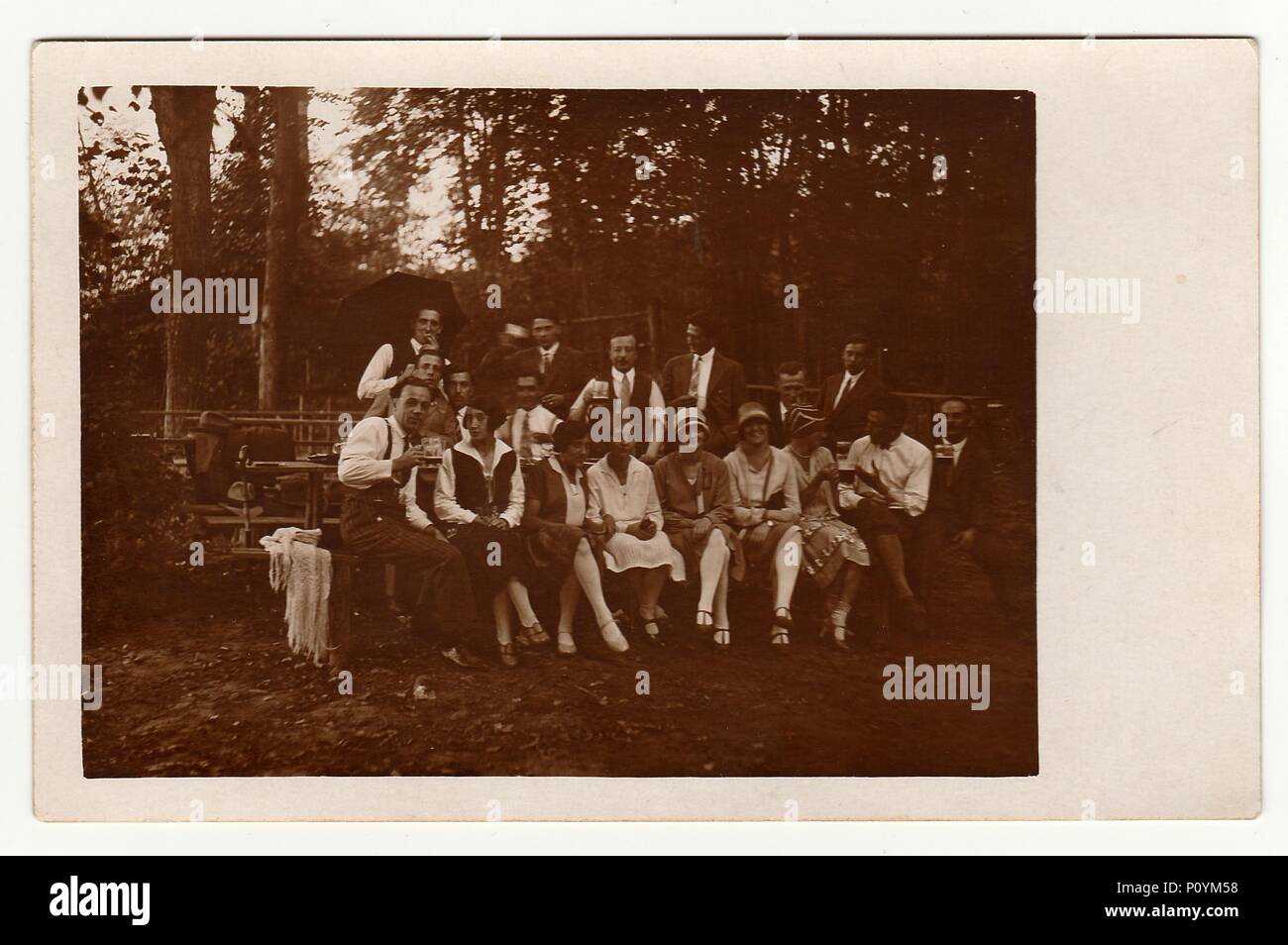 Die tschechoslowakische Republik, ca. 1930er Jahre: Vintage Foto zeigt eine Gruppe von Menschen in der Natur, ca. 1930er Jahre Stockfoto