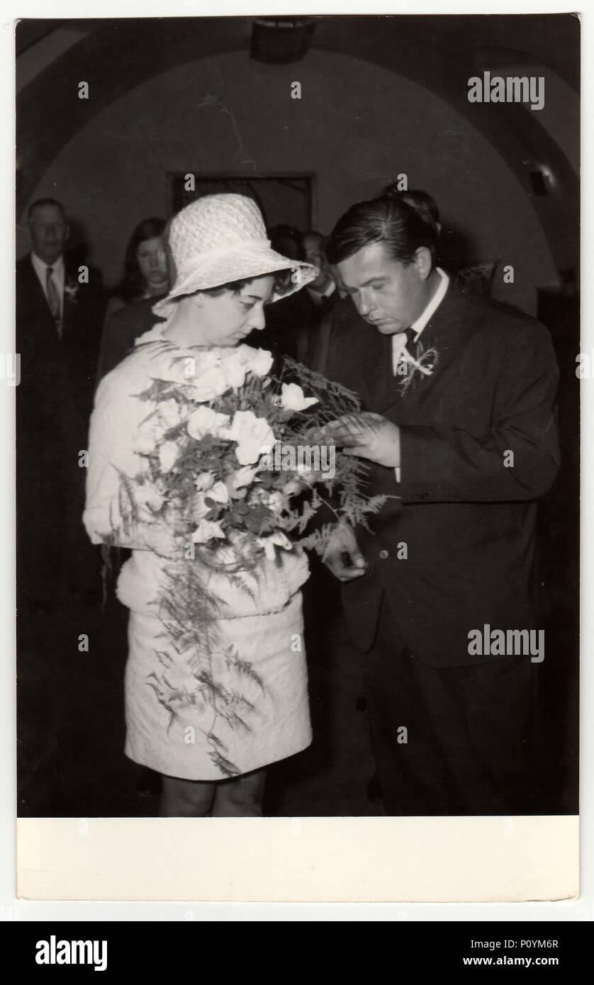 Der TSCHECHOSLOWAKISCHEN SOZIALISTISCHEN REPUBLIK, circa 1970: vintage Foto zeigt Hochzeit Foto (ehering), circa 1970. Stockfoto