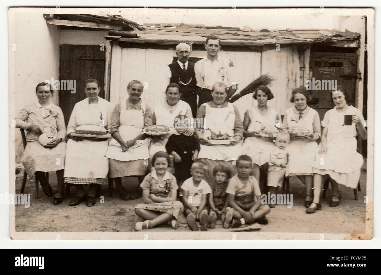 Die tschechoslowakische Republik, ca. 1920: Ein vintage Foto zeigt Menschen in den Hinterhof (während der ländlichen fest), ca. 1920. Stockfoto