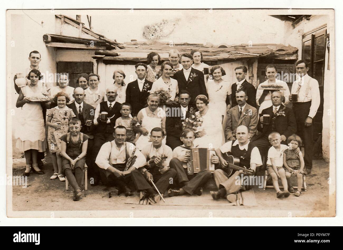 DIE TSCHECHOSLOWAKISCHE REPUBLIK, UM 1920s: Ein Vintage-Foto zeigt die Menschen im Hinterhof (während der ländlichen Hochzeit), um 1920s. Stockfoto