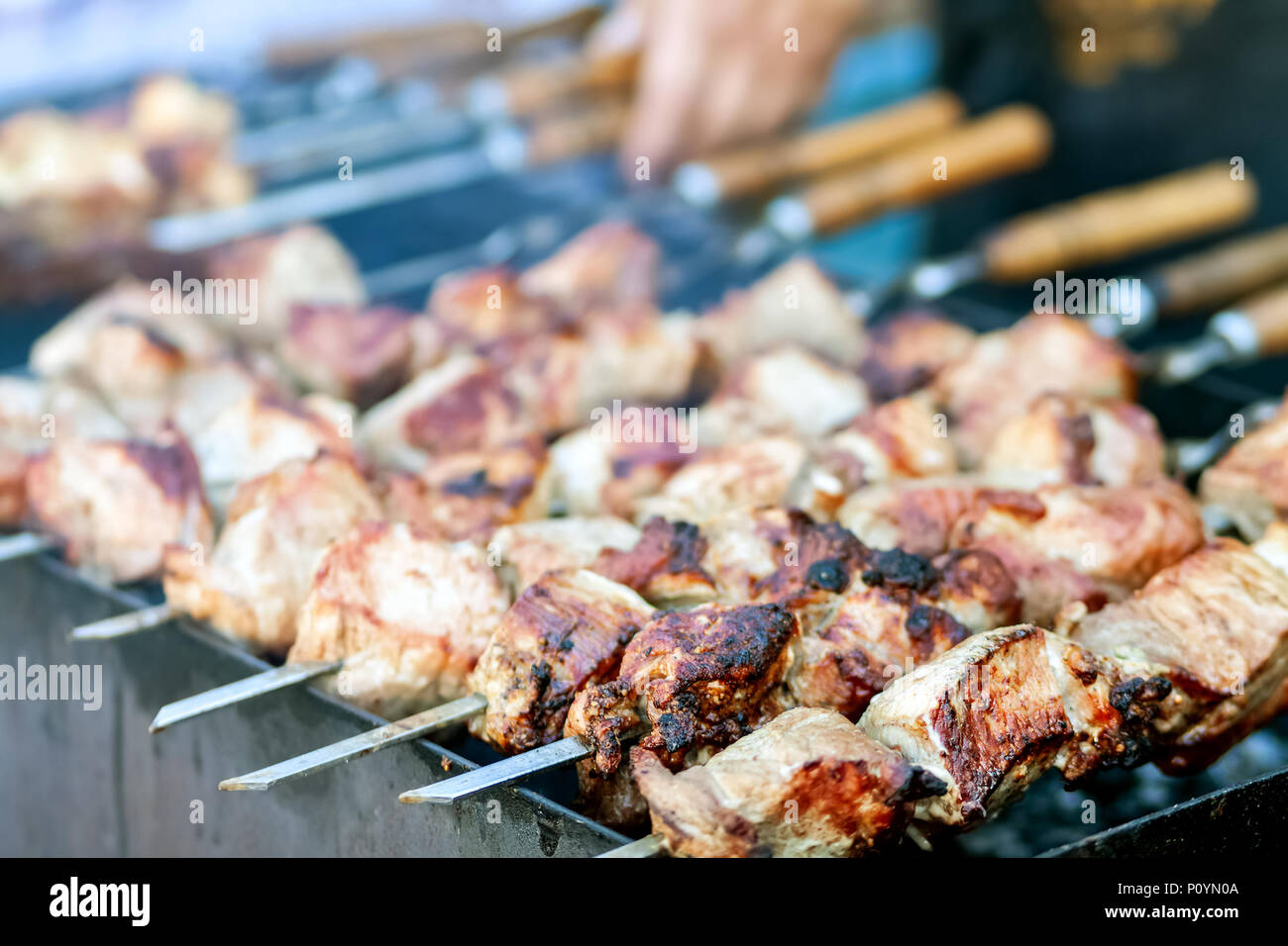 Lecker Shish Kebab kochen. Gegrilltes Fleisch Stockfoto