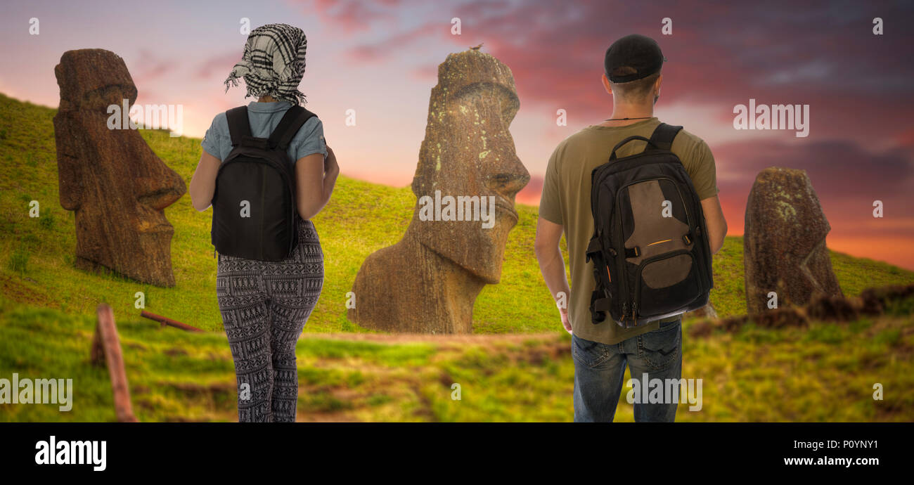 Ein junges Paar von Touristen entlang der Osterinsel reisen. Stockfoto