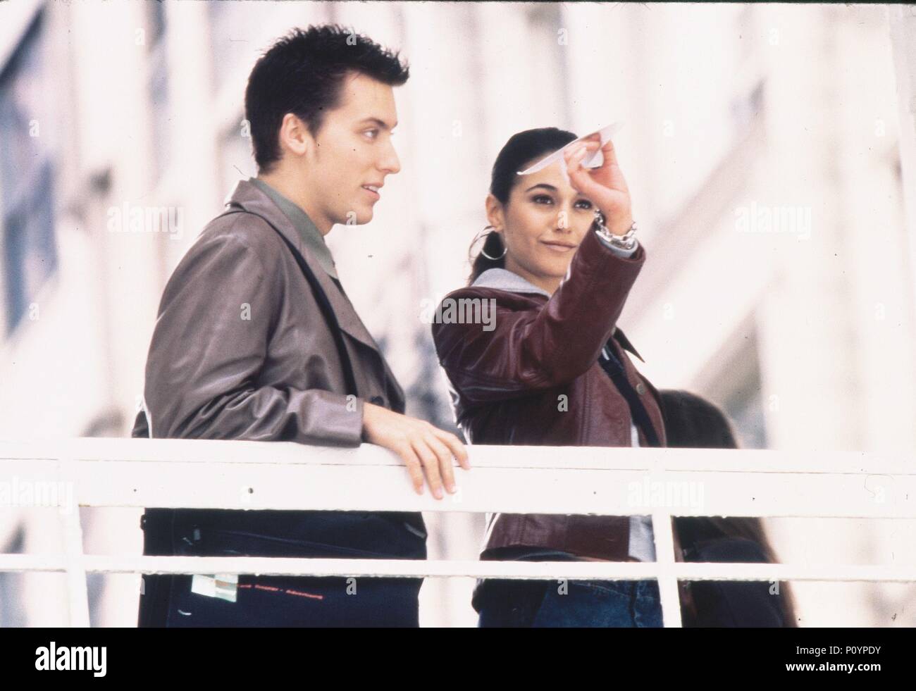 Original Film Titel: AUF DER LINIE. Englischer Titel: AUF DER LINIE. Film Regie: ERIC BROSS. Jahr: 2001. Stars: Emmanuelle Chriqui; JAMES LANCE BASS. Copyright: nur redaktionell Innen verwenden. Dies ist eine öffentlich verteilten Handzettel. Zugriffsrechte nur, keine Lizenz des Urheberrechts zur Verfügung gestellt. Vorgeschriebene Genehmigung zu Visual Symbol (www.visual-icon.com) Für die Reproduktion des Bildes erforderlich ist. Quelle: DIMENSION FILMS/HODES, Chuck/Album Stockfoto