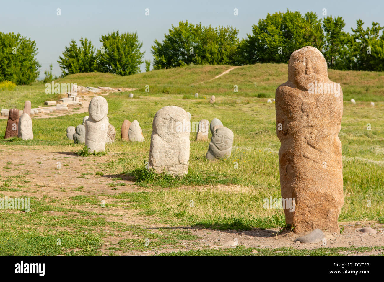 Alte Statuen an Buranaturm, Tokmok, Kirgisistan Stockfoto