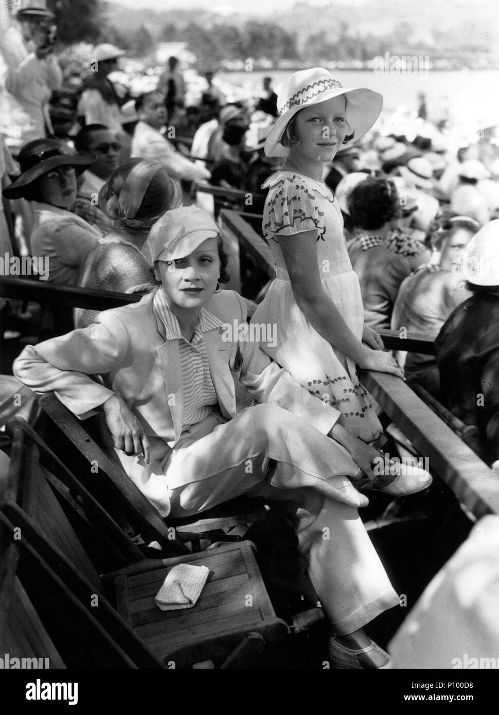 Beschreibung: Marlene Dietrich und ihre Tochter Maria Sieber an einem Polo Match, 1934.. Original Film Titel: Marlene Dietrich: Ihre eigenen Songs. Englischer Titel: Marlene Dietrich: Ihre eigenen Songs. Regisseur: DAVID RIVA. Jahr: 2001. Stars: Marlene Dietrich. Quelle: Metro Goldwyn Mayer/Album Stockfoto