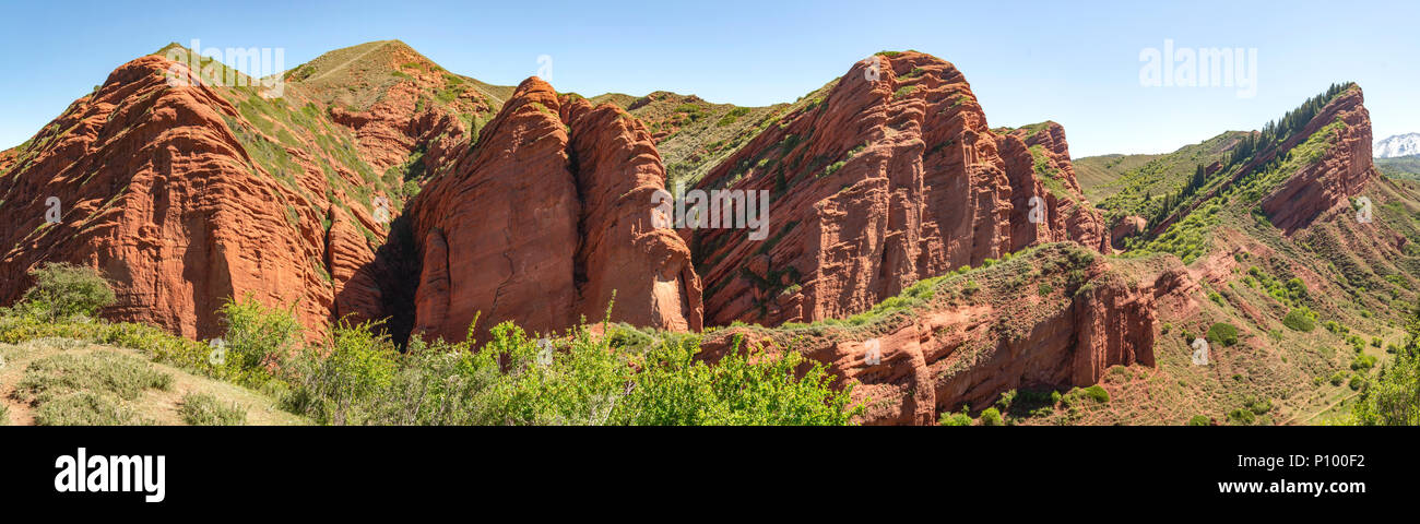 Rote Felsen in Jety Oguz Schlucht Panorama, Karakol, Kirgisistan Stockfoto
