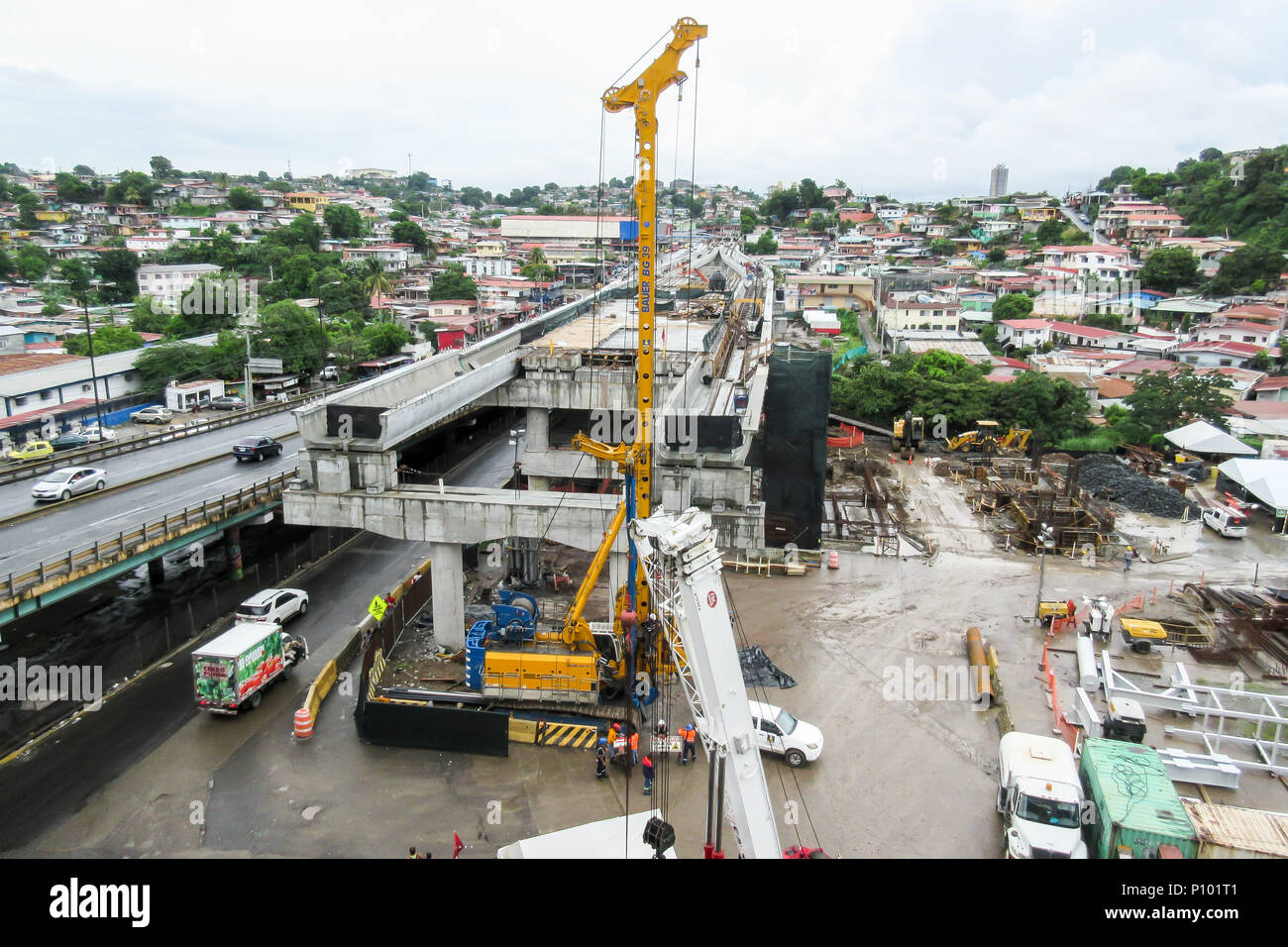 Ein Blick auf den Bau der zweiten Etappe der Metro de Panama, von San Miguelito, einer der belebtesten Plätze in den Vororten von Panama City genommen Stockfoto