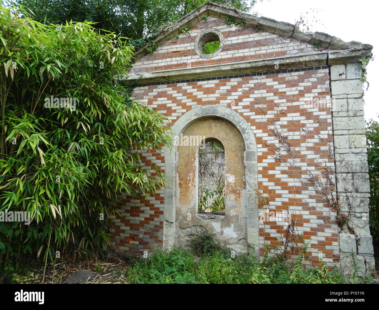 Sehr alte Kalkstein und Backstein Fassade eines Hauses in Ruinen in das Tal der Loire, Frankreich Stockfoto