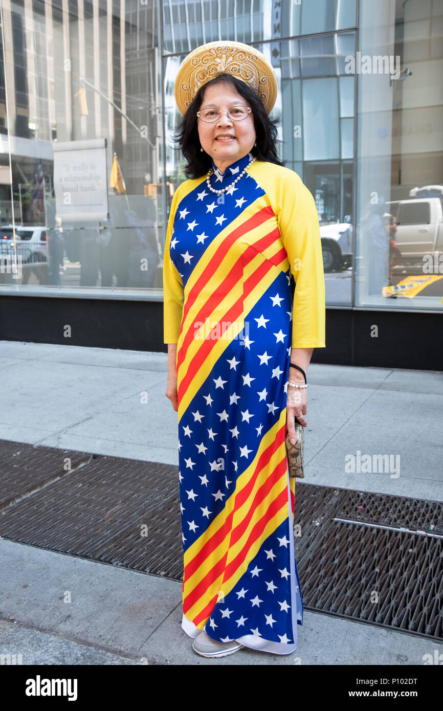 Eine patriotische Vietnamesischen Einwanderer tragen sowohl die amerikanischen und vietnamesischen Farben, bei der Vietnamesischen Amerikanischen kulturellen Parade. Stockfoto