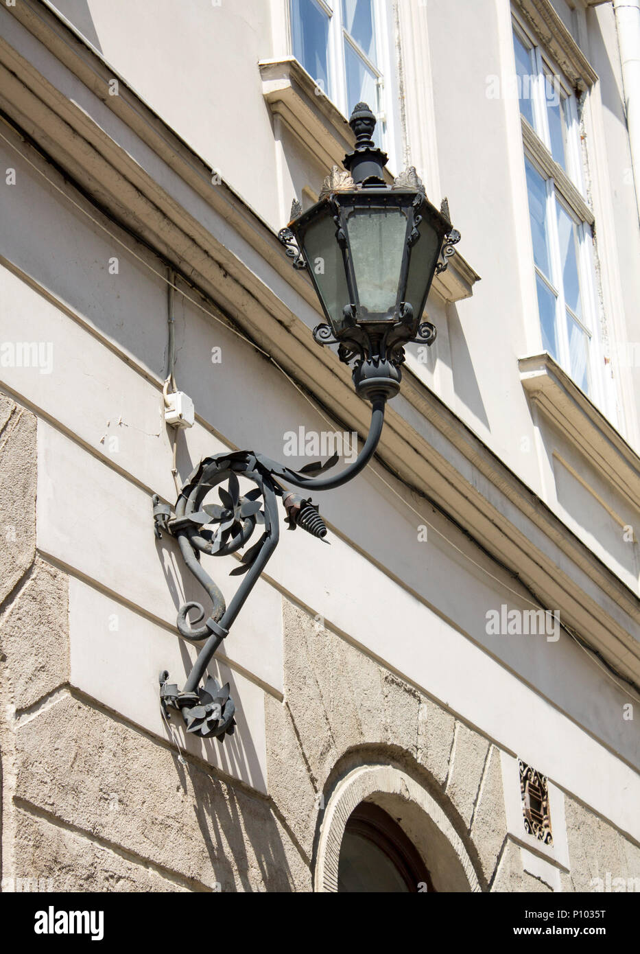 Vintage Old Street Classic Eisen Laterne auf der Hauswand, Nahaufnahme Stockfoto