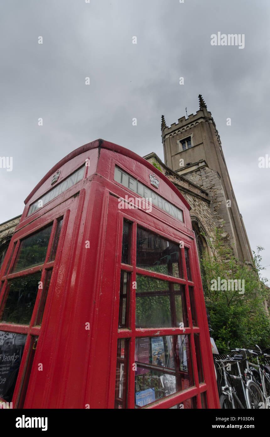 In der Nähe der traditionellen roten Telefonzelle vor einer Kirche, Cambridge Stockfoto