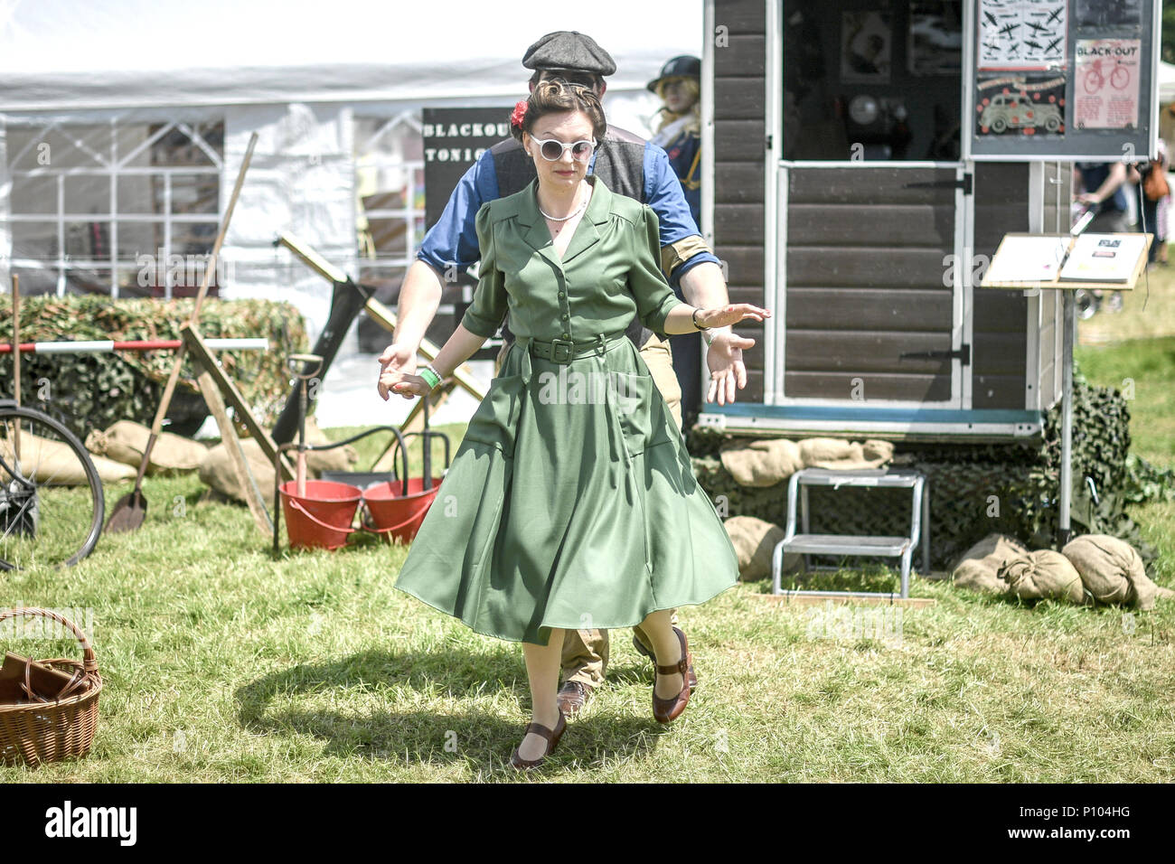 Die Menschen gekleidet in 1940 Zeitraum kostüm Tanz an der Dig für Sieg zeigen, ein Festival, das in den 40er Jahren feiert, am North Somerset, Wraxall, Somerset. Stockfoto