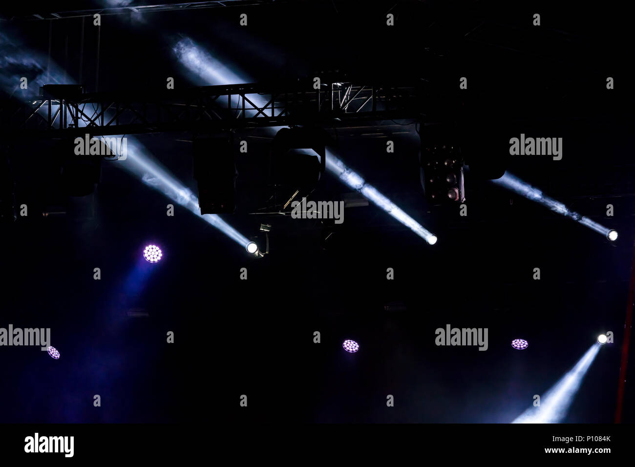 Bühne Beleuchtung, blaue Lichter über der Bühne. Professionelle blitz Ausrüstung Stockfoto
