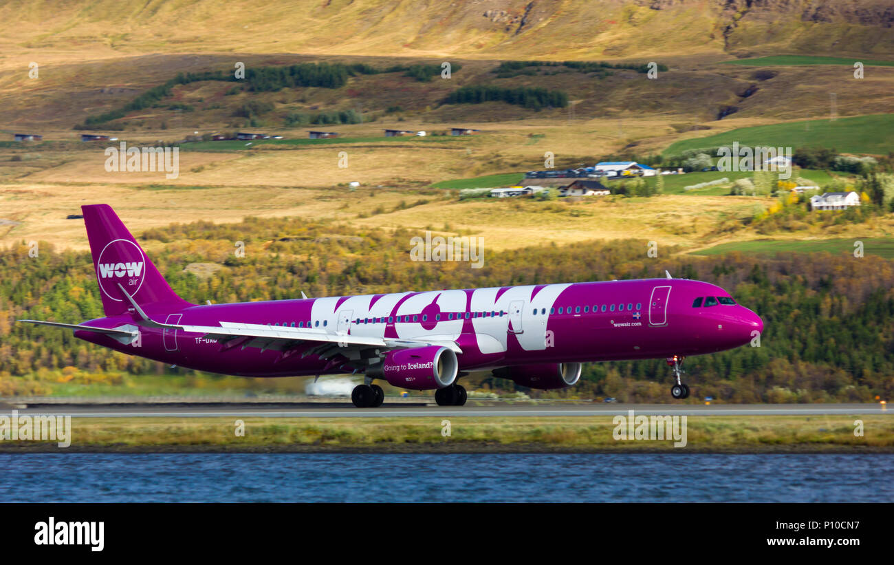 Airbus A321 Flugzeug mit Wow Air Logo: Pilot Praktiken Start und Landung am Flughafen Akureyri in Island Stockfoto