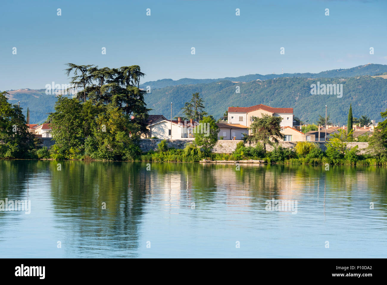 Reflexionen in die Rhone Tain l'Hermitage Drôme Auvergne-Rh ône-Alpes Frankreich Stockfoto
