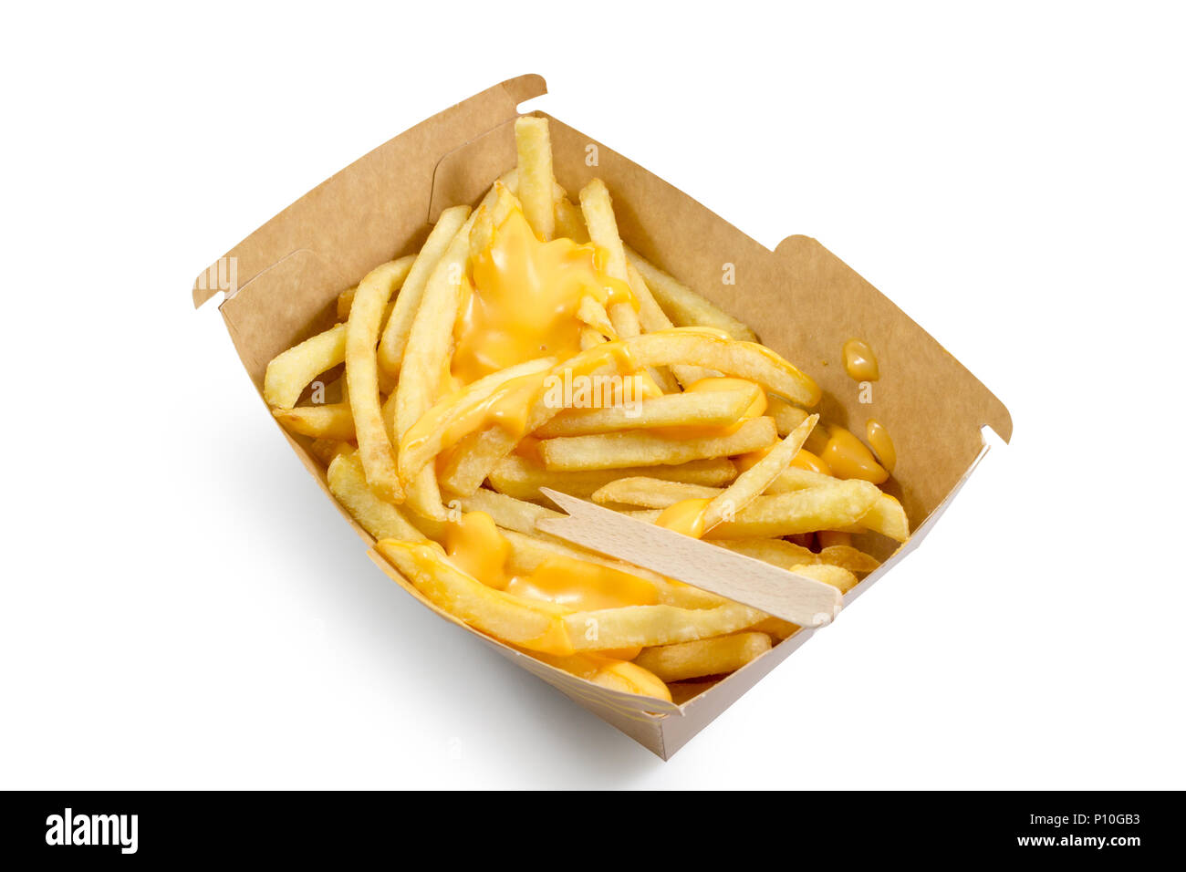 Pommes frites, Bratkartoffeln, Pommes Frites mit gelben Käse oder Sauce brown box isoliert weißer Hintergrund Draufsicht mit Freistellungspfaden. Stockfoto