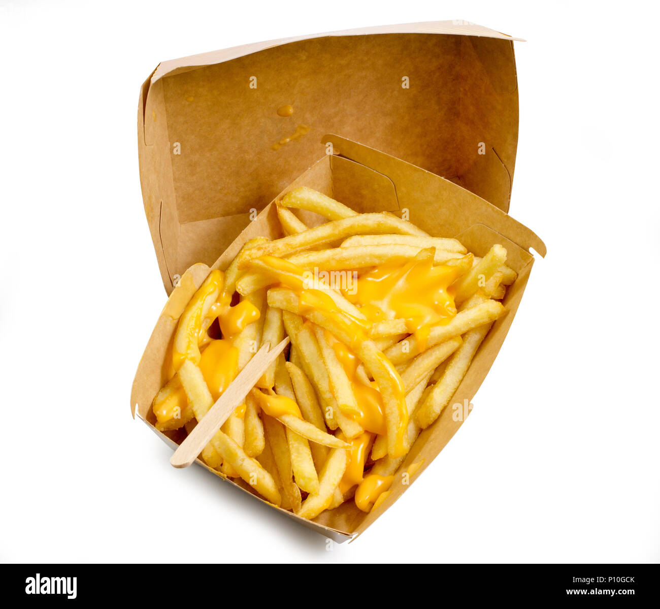 Pommes frites, Bratkartoffeln, Pommes Frites mit gelben Käse oder Sauce brown box isoliert weißer Hintergrund Draufsicht mit Freistellungspfaden. Stockfoto