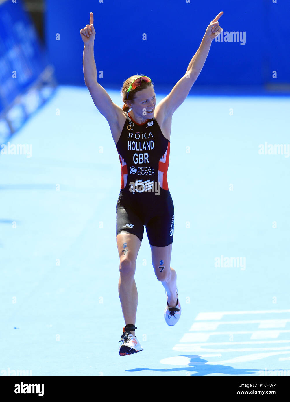 Großbritanniens Vicky Holland feiert, als sie überquert die Strecke Rennen der Elite Frauen während der 2018 ITU World Triathlon Series in Leeds zu gewinnen. Stockfoto