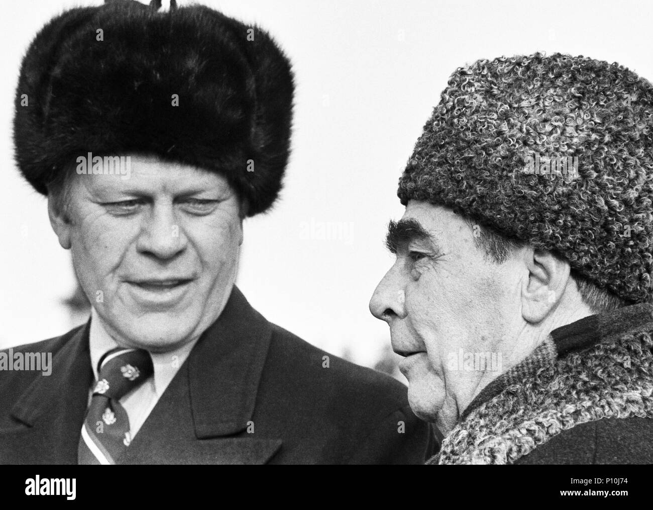 Präsident Gerald R. Ford und Generalsekretär Leonid Breschnew während des Präsidenten Ankunft am Flughafen Vozdyizhenka in Wladiwostok, UDSSR. November 23, 1974. Stockfoto