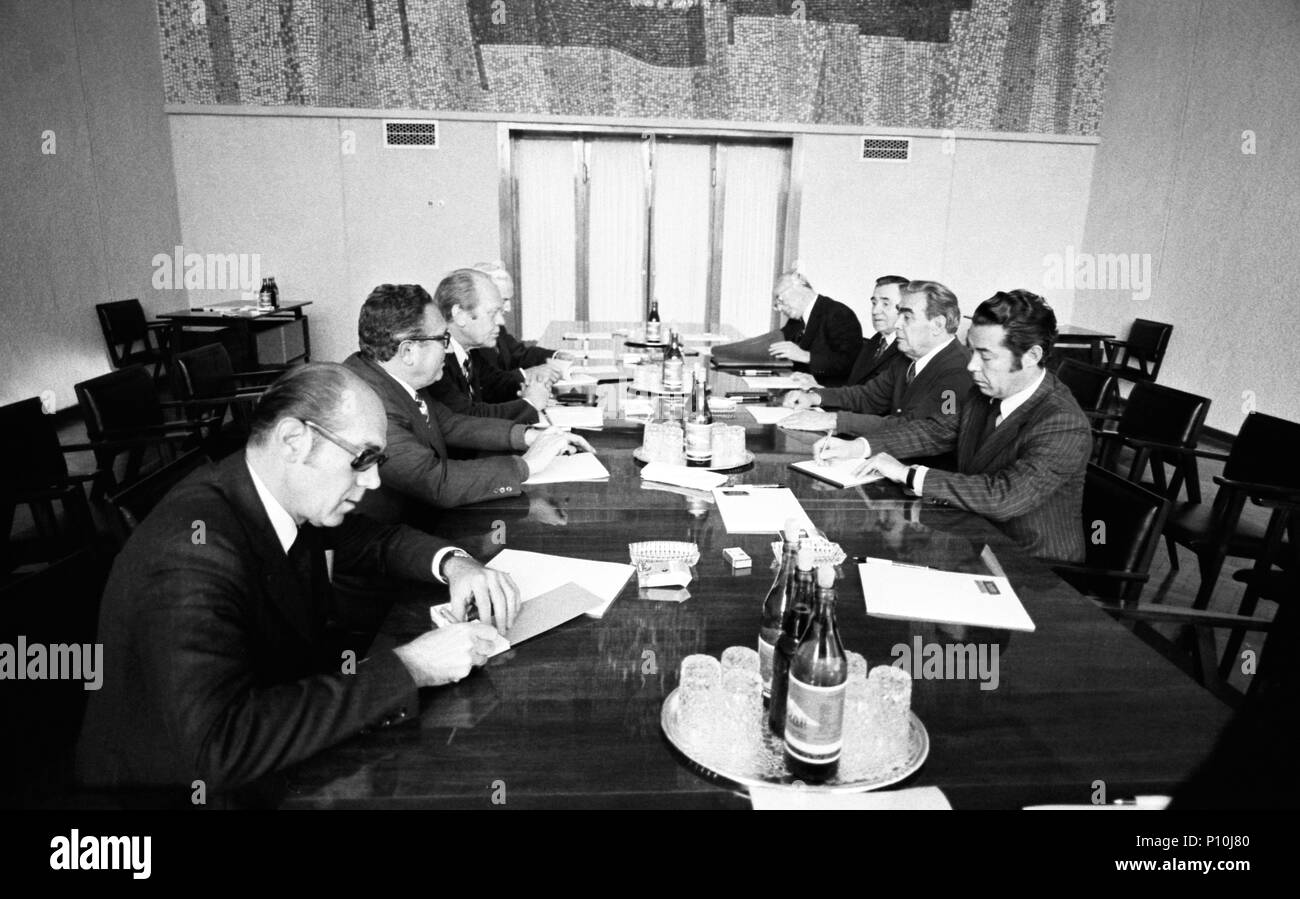Präsident Ford und sowjetischen Gen. Generalsekretär Leonid Breschnew treffen Atomwaffen Einschränkungen und die Unterzeichnung eines gemeinsamen Kommuniqués zu diskutieren. Konferenz Hall-Okeansky Sanitarium, Wladiwostok, UDSSR. November 24, 1974. [Acls vorhanden sind Außenminister Henry Kissinger, Außenminister Andrei Gromyko, Breschnews persönlicher Dolmetscher Victor Sukhodev und andere. Stockfoto