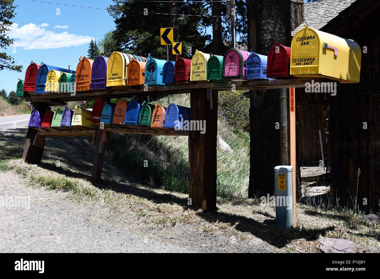 Reihe sehr bunte Briefkästen in Cuchara in Colorado Stockfoto