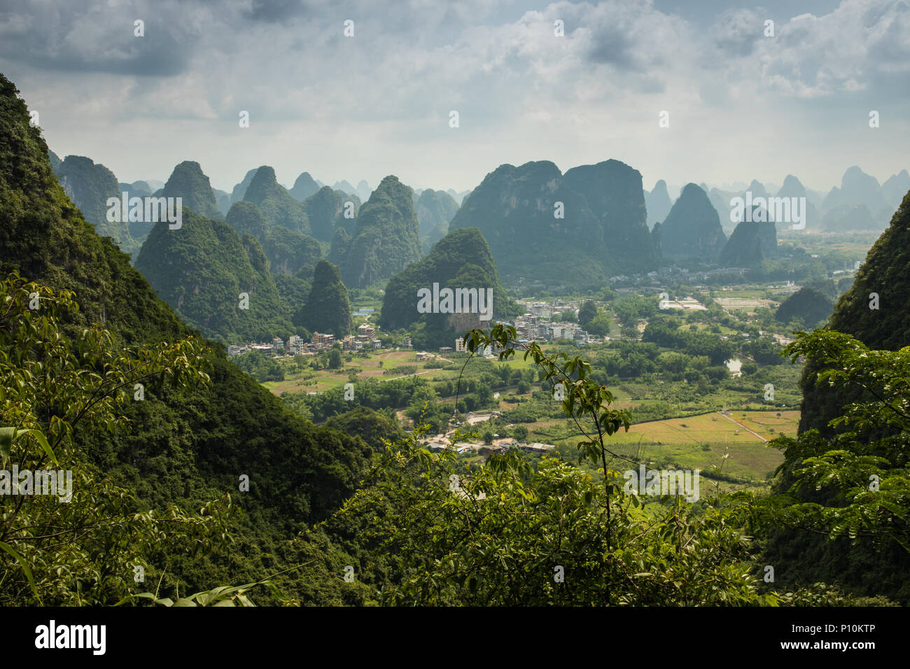 Landschaft von Guilin, Karstgebirge. In der Nähe von Yangshuo, Guilin, Guangxi, China. Stockfoto
