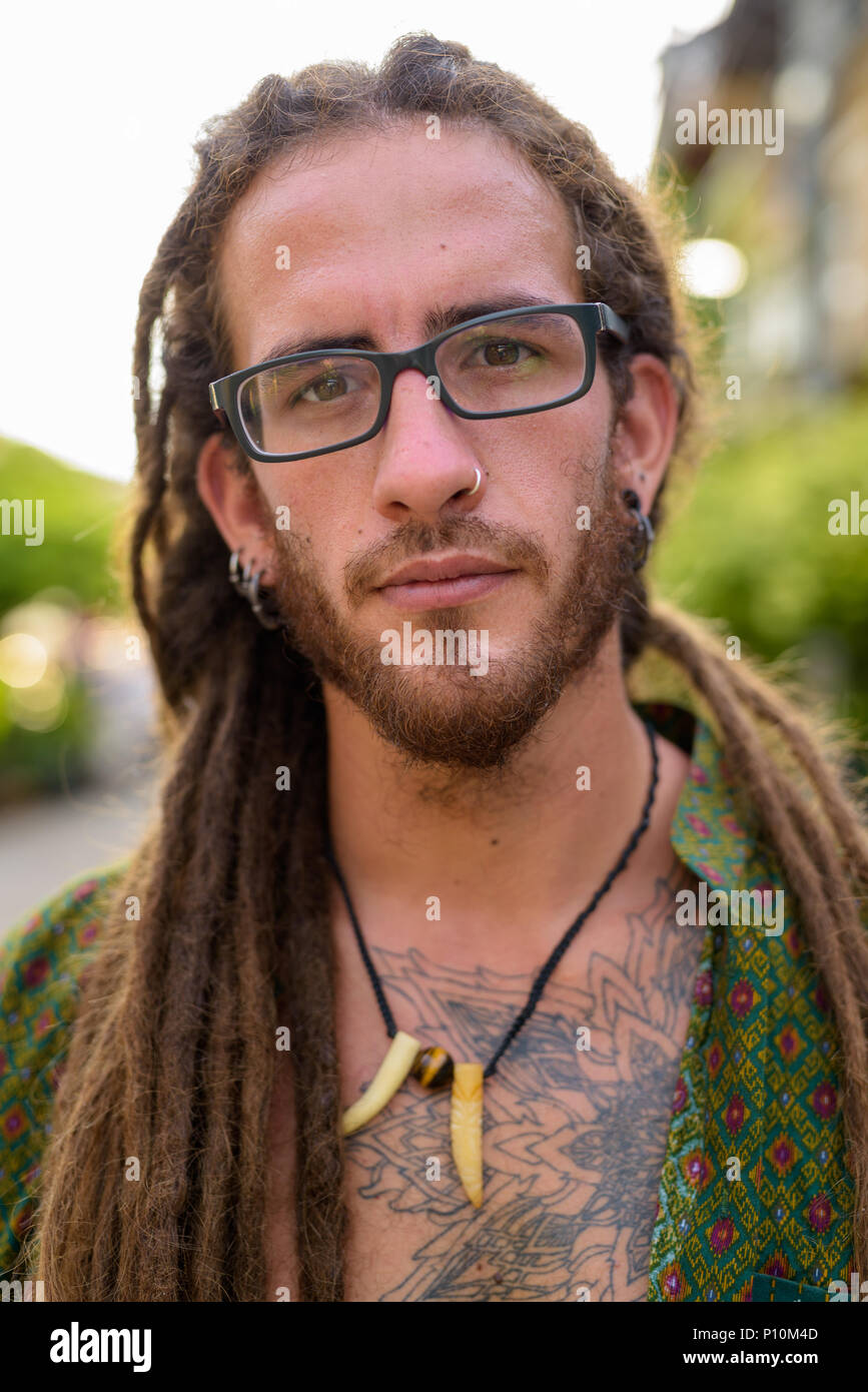 Junge schöne Hispanic touristische Mann mit Dreadlocks in den Stree Stockfoto