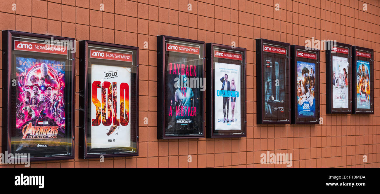 HICKORY, NC, USA-6 Juni 18: Poster Werbung Filme zeigen in einer lokalen AMC Kino. Stockfoto