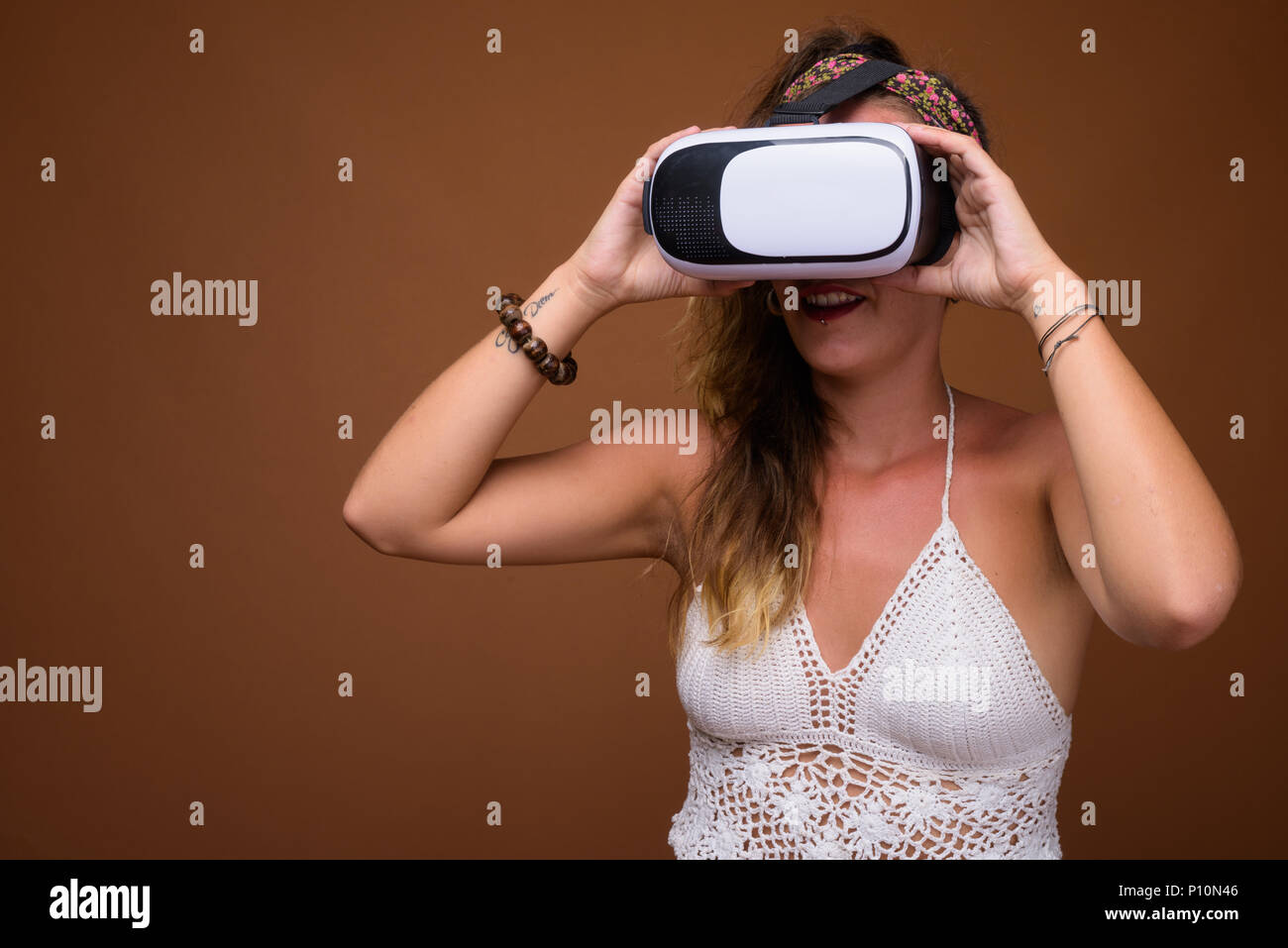 Frau mit VR-Brille für virtuelle Realität Stockfoto