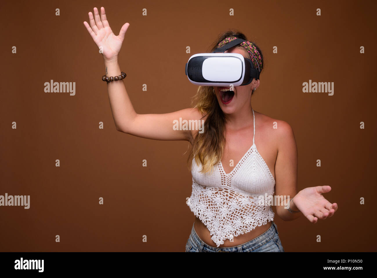 Frau mit VR-Brille für virtuelle Realität Stockfoto