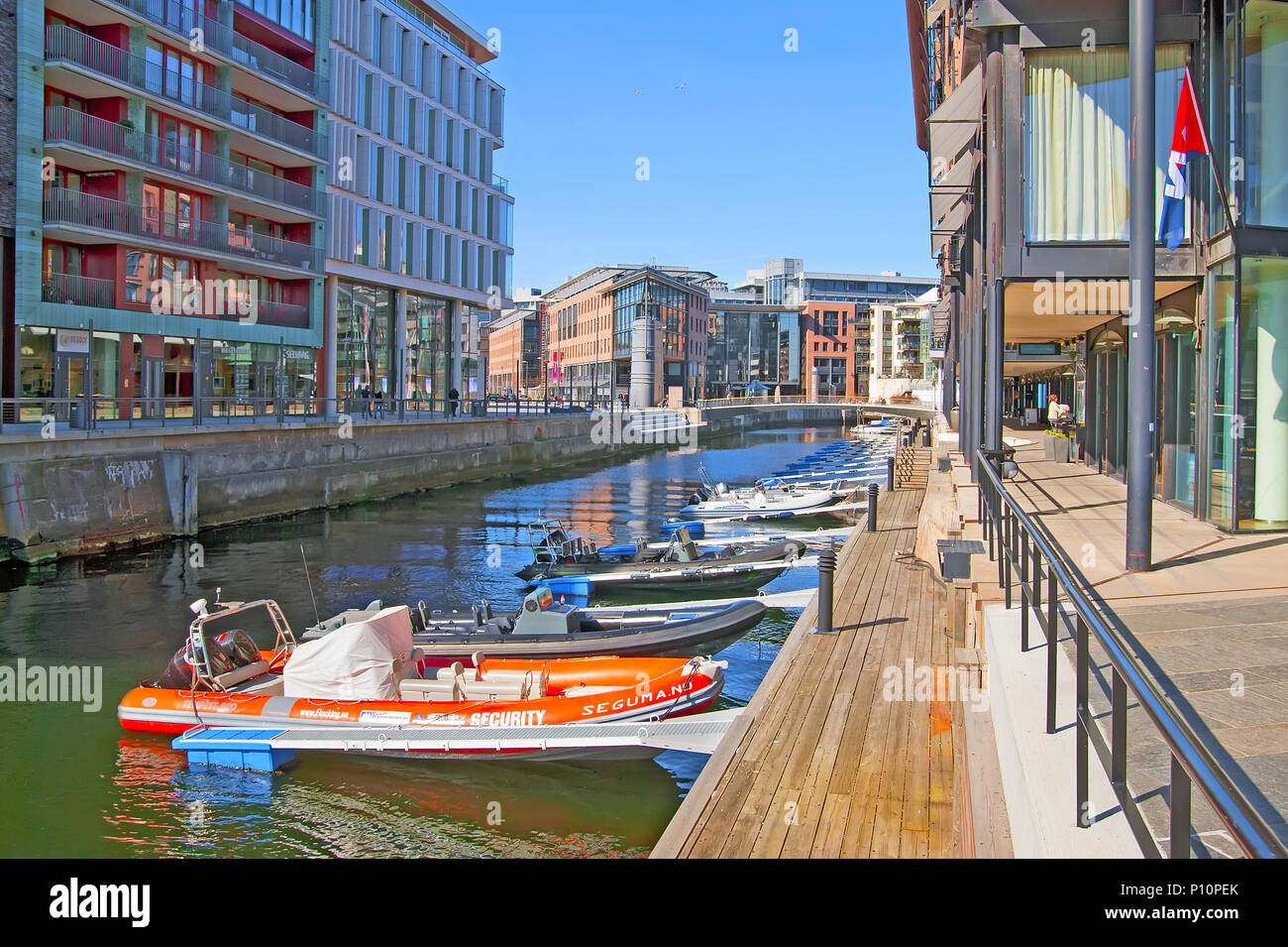 OSLO, Norwegen - 12 April 2010: Stranden. Private Boote in der Nähe von Apartment Gebäuden in Aker Brygge Bereich Stockfoto