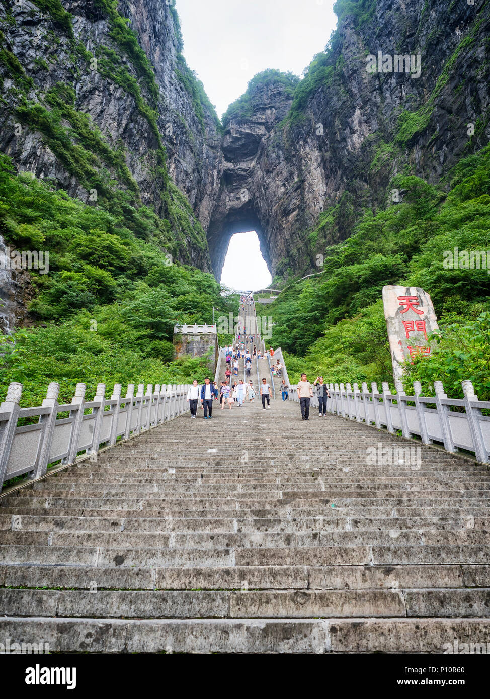 28. Mai, 2018: Touristen unten treten die steilen 999 Treppe am Tianmen Mountain, der Himmel Tor an Zhangjiagie, Provinz Hunan, China, Asien Stockfoto