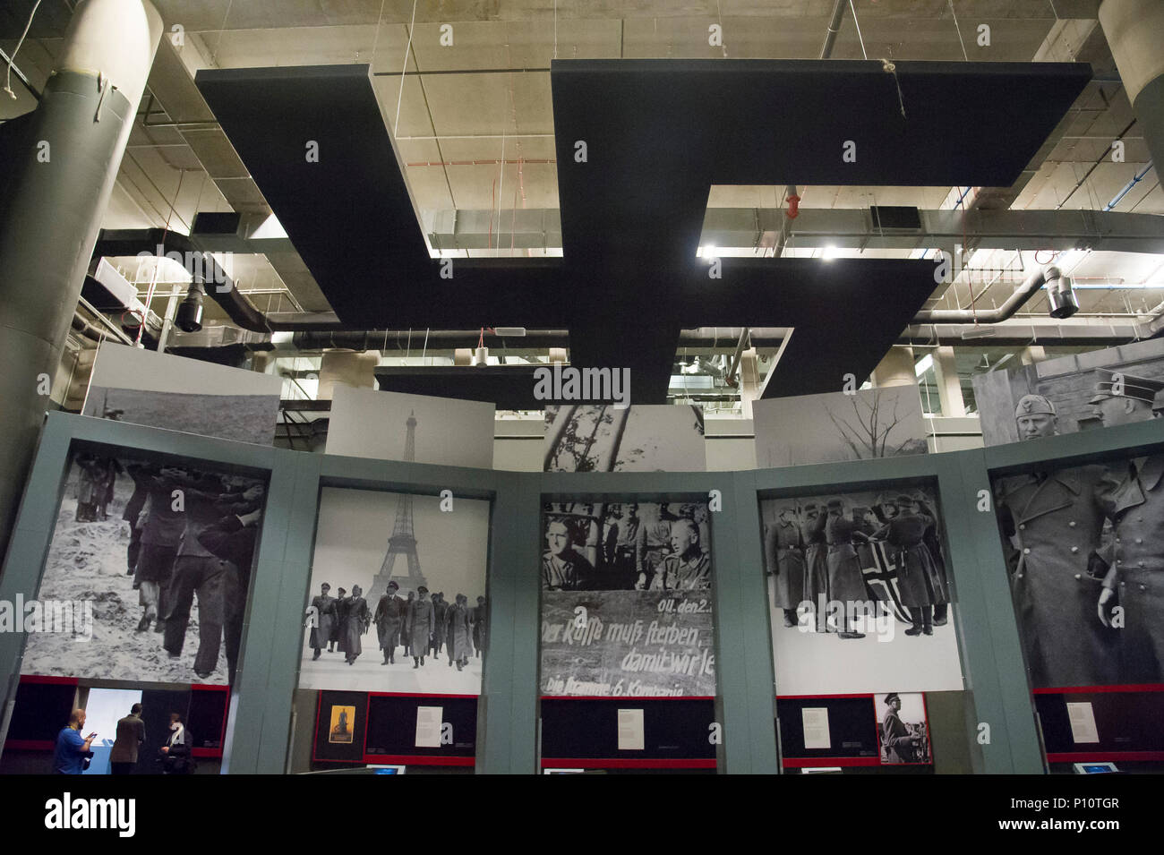 Riesige Hakenkreuz als Teil der exhibion im Museum des Zweiten Weltkriegs in Danzig, Polen. 23. Januar 2017 © wojciech Strozyk/Alamy Stock Foto Stockfoto