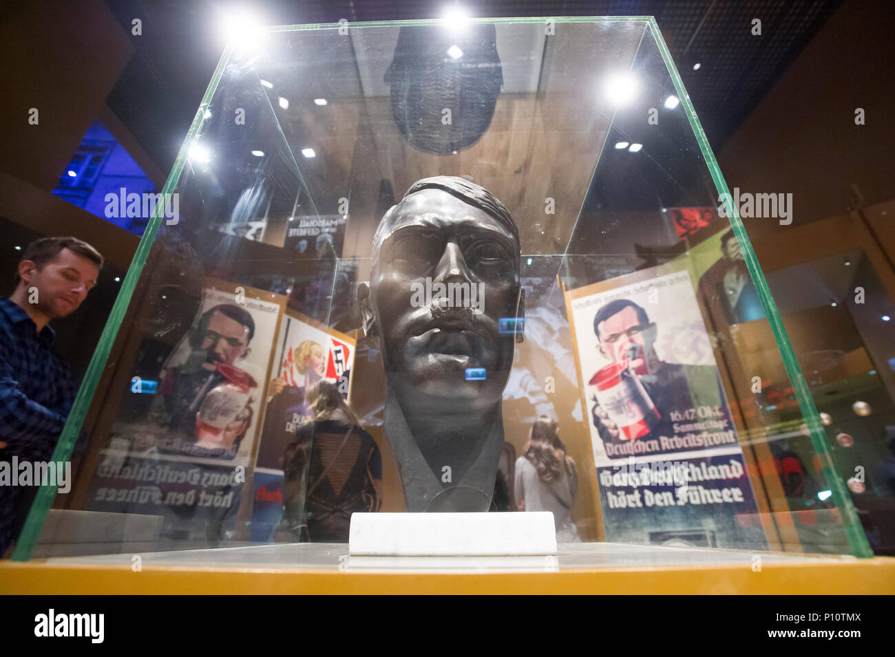 Büste von Adolf Hitler als Teil der exhibion im Museum des Zweiten Weltkriegs in Danzig, Polen. 28. Januar 2017 © wojciech Strozyk/Alamy Stock Pho Stockfoto