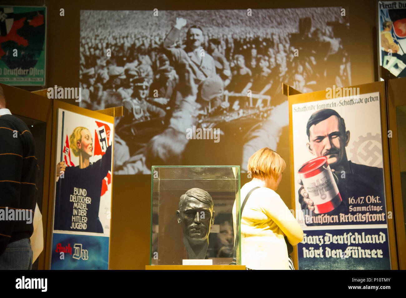 Büste von Adolf Hitler als Teil der exhibion im Museum des Zweiten Weltkriegs in Danzig, Polen. 28. Januar 2017 © wojciech Strozyk/Alamy Stock Pho Stockfoto