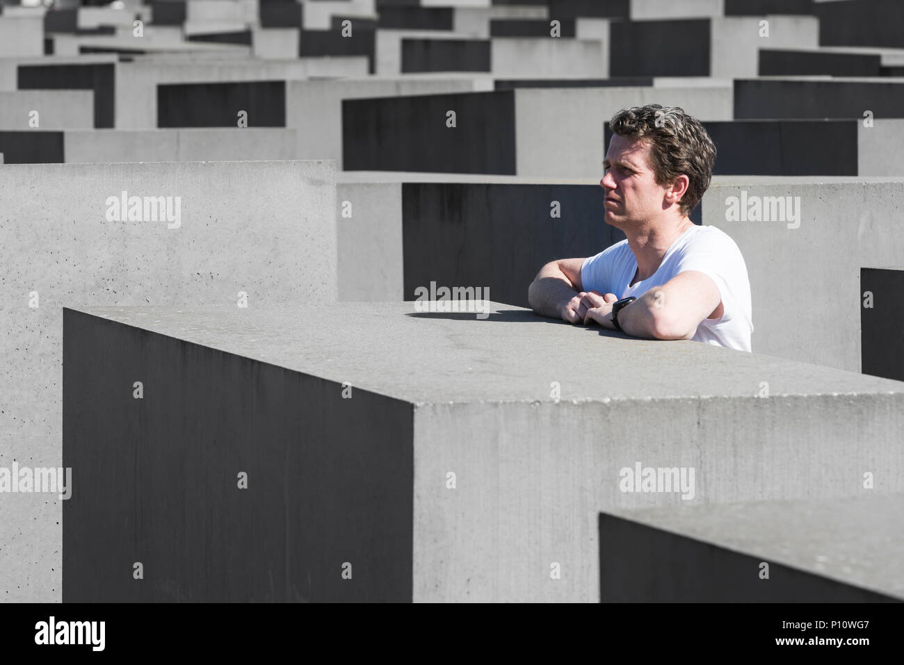 Der Mensch steht zwischen den Bausteinen der Holocaust Mahnmal, Berlin, Deutschland Stockfoto