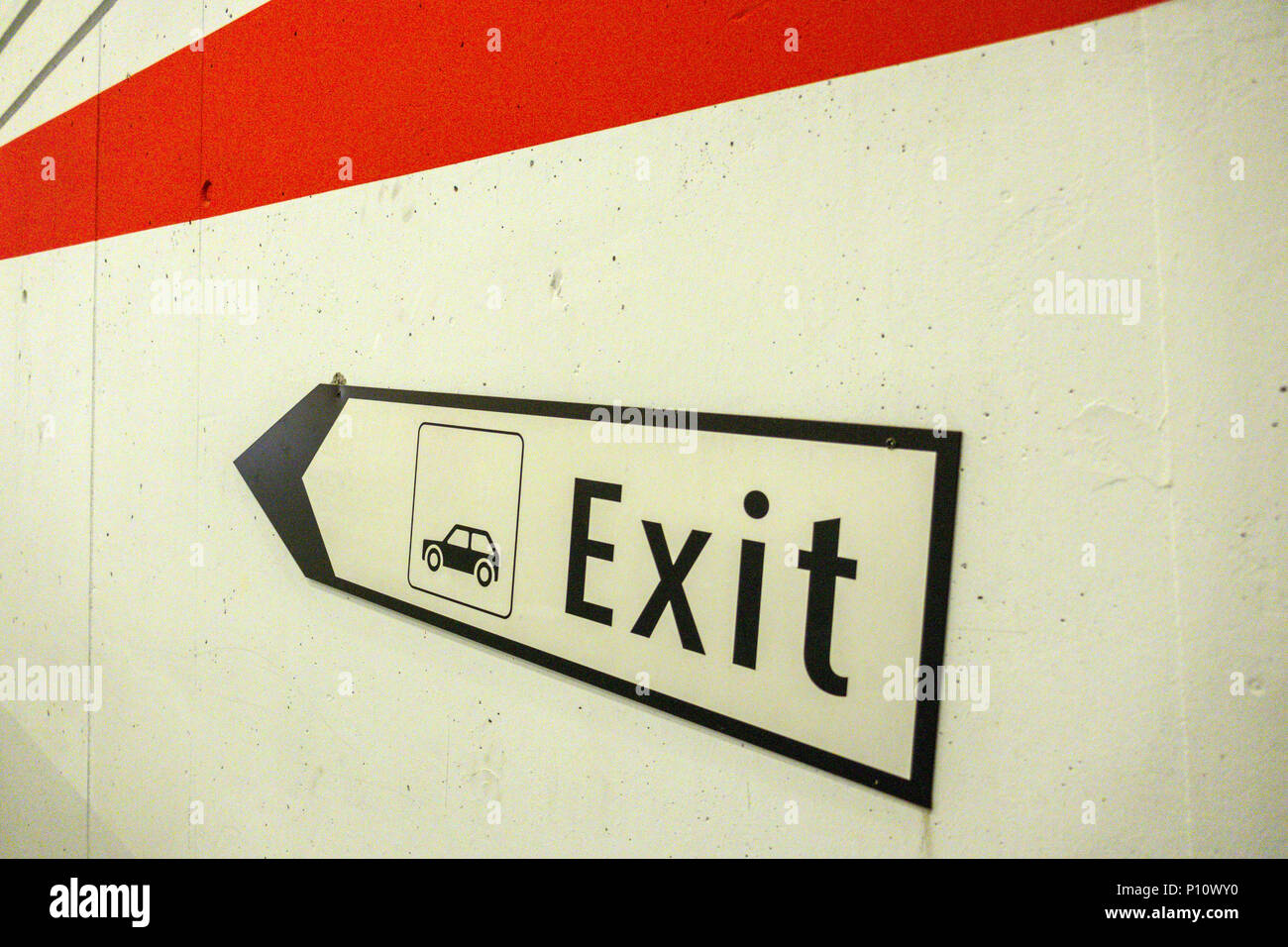 Ausfahrt in Richtung weg von Parkplatz in Täsch, Schweiz zeigen Stockfoto