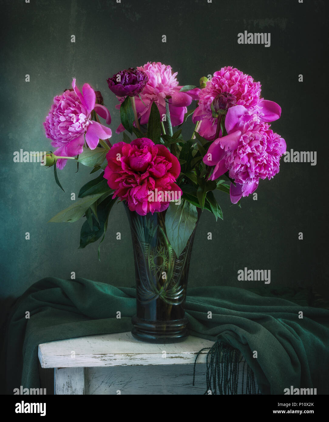 Stillleben Mit Blumen Ein Strauss Pfingstrosen Jahrgang Stockfoto