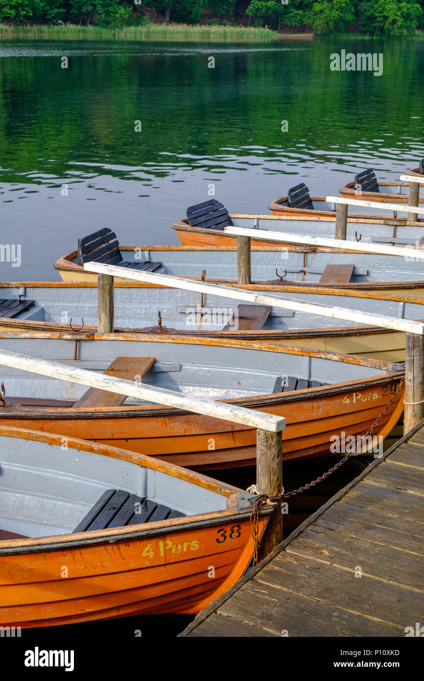 Freizeit Ruderboote vertäut am Schlachtensee in Berlin-Zehlendorf, Deutschland. Stockfoto