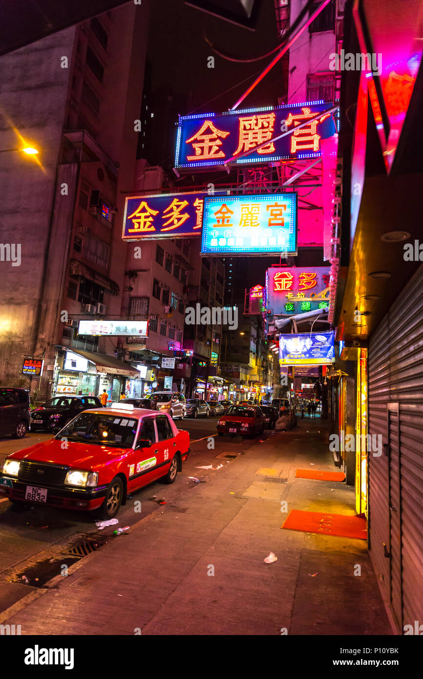 Bunte neon night street Road in Hongkong reisen Sehenswürdigkeiten in HONG KONG Mongkok ablenken, November 2017. Stockfoto