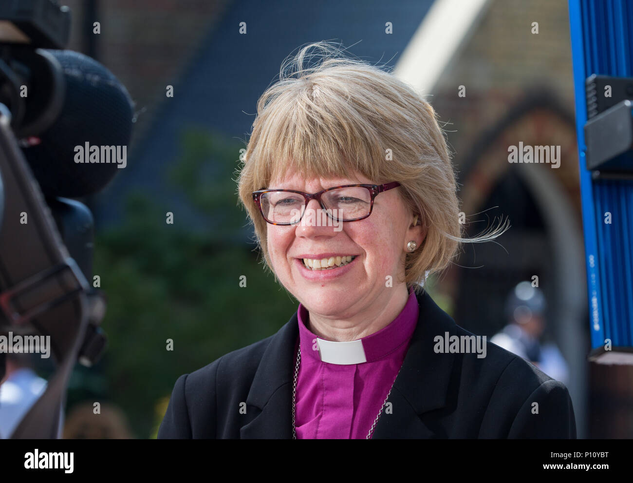 Verkleidung mit einer Trauerfeier in Notting Dale Kirche der Jahrestag der Grenfell Turm Feuer zu gedenken. Stockfoto