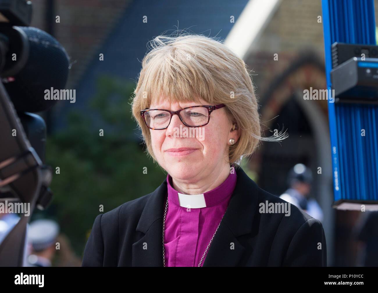 Verkleidung mit einer Trauerfeier in Notting Dale Kirche der Jahrestag der Grenfell Turm Feuer zu gedenken. Stockfoto