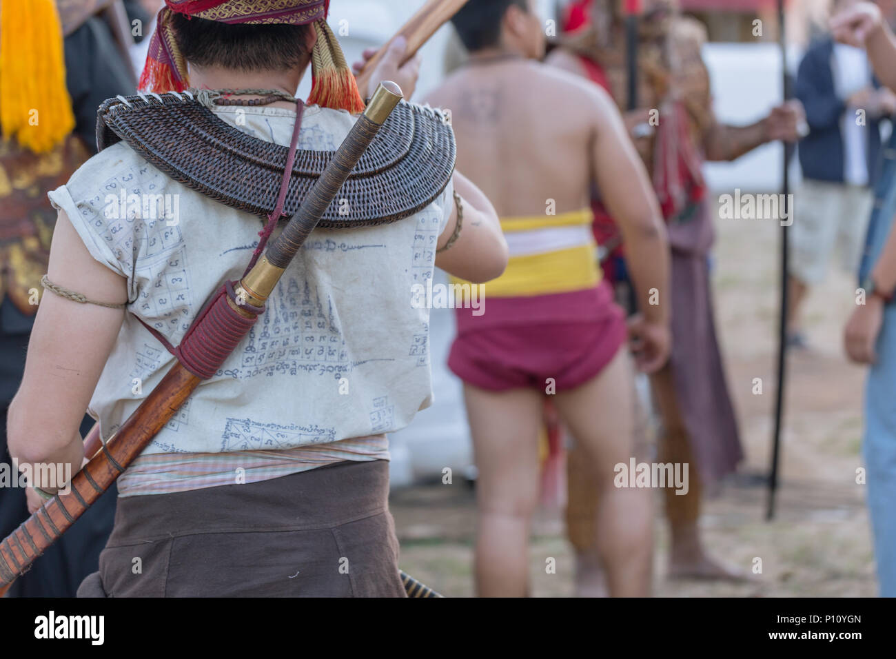 Thai alten Krieger kampfsportart Brandbekämpfung mit Schwert und Speer Waffe im Norden Lanna Kultur und Künste zeigen in 14 Januar 2017 Lampang Thai Stockfoto
