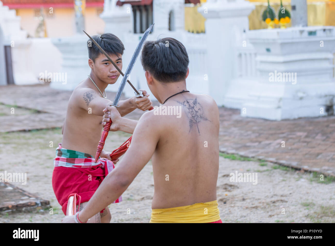 Thai alten Krieger kampfsportart Brandbekämpfung mit Schwert und Speer Waffe im Norden Lanna Kultur und Künste zeigen in 14 Januar 2017 Lampang Thai Stockfoto