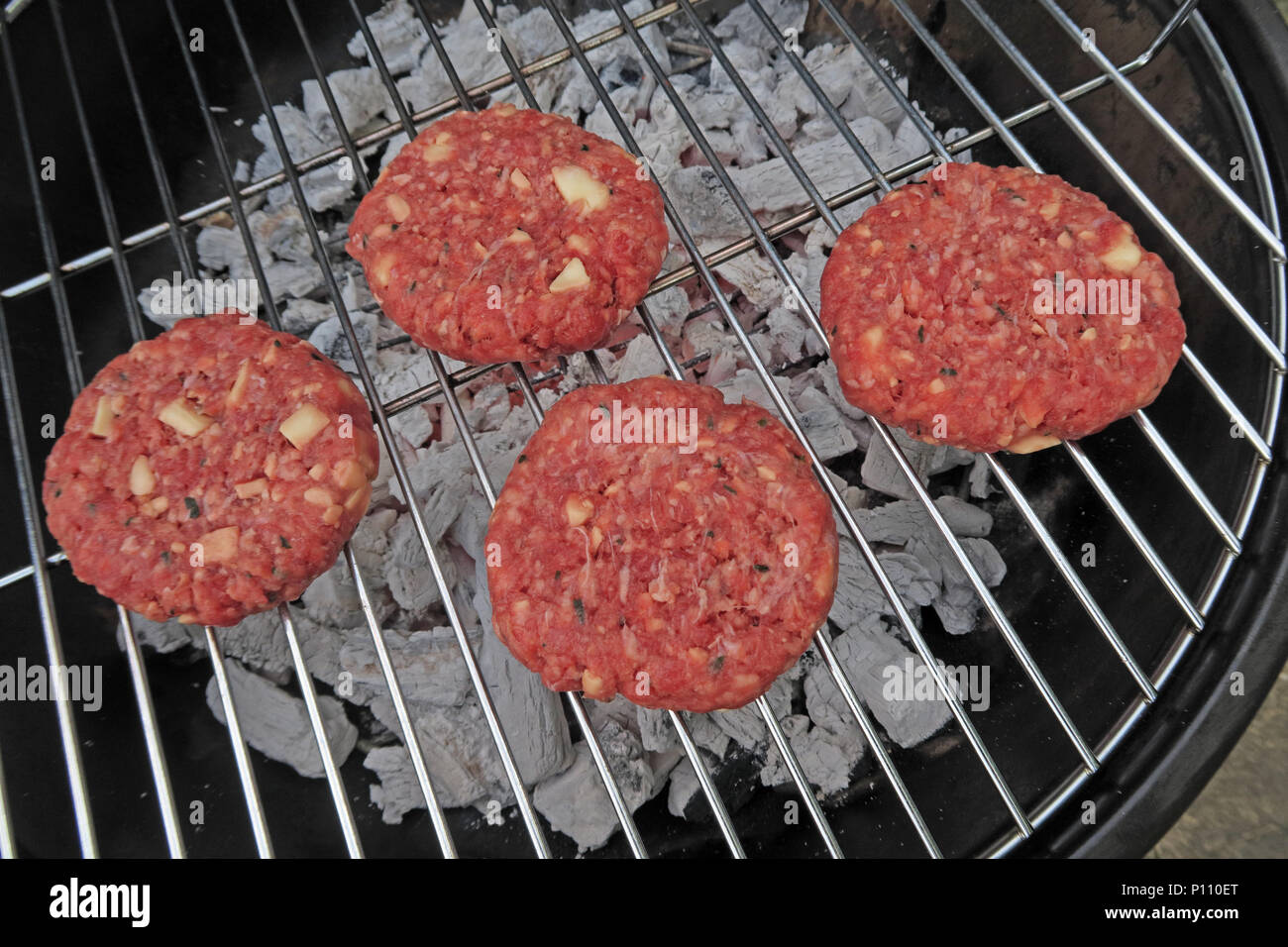 Gefahren der Lebensmittelvergiftung von Sommer BBQ-Fleisch, Wurst, Rindfleisch Burger, Döner, gekocht oder roh Stockfoto