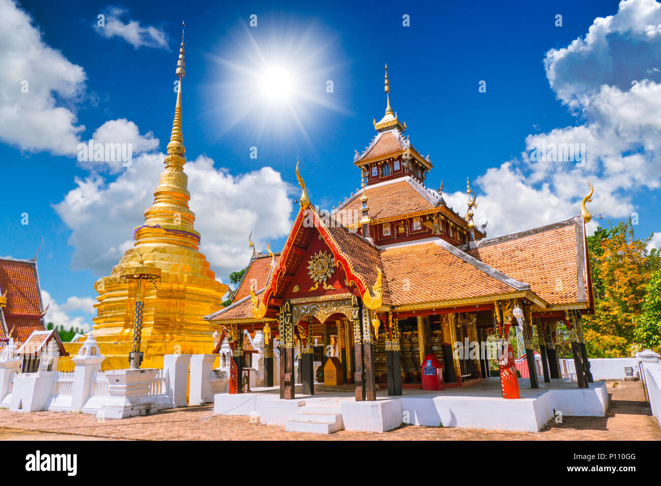Wat Pong Sanuk Tempel in Lampang, schöne alte Lanna buddhistischen Tempel Architektur an Lampang Thailand vom 27. Februar 2018. Stockfoto